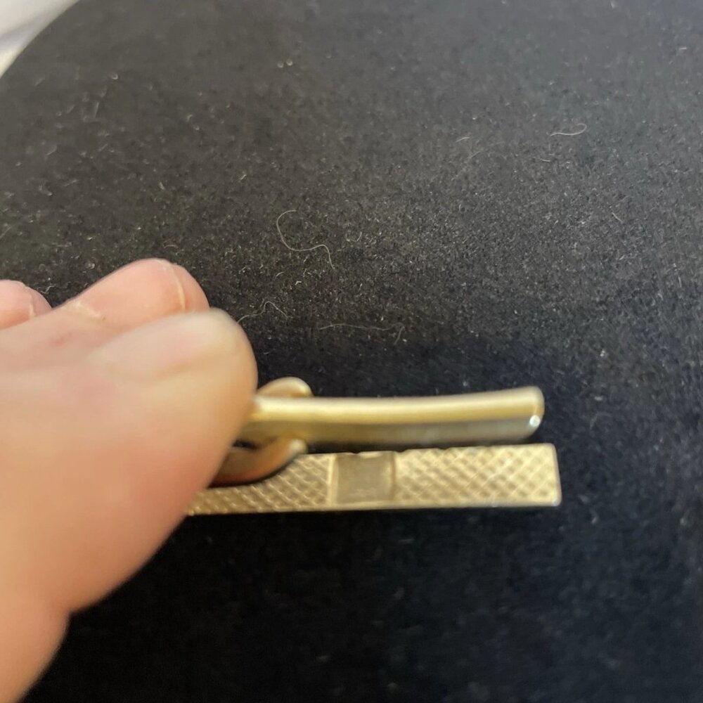 Lord Newport Textured Gold Tone Finish Polished Center Bar Cufflink Tie Clip Set - Picture 7 of 9